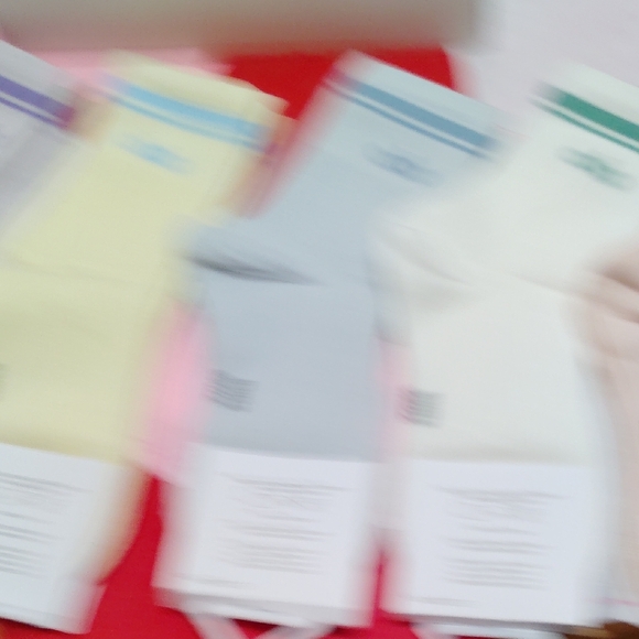 New ALO Yoga Women's Pastel Crew Socks Set (5) - Picture 5 of 11